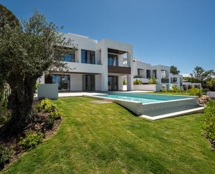 Vista exterior de Casa o xalet en venda en Marbella amb Aire condicionat, Terrassa i Piscina