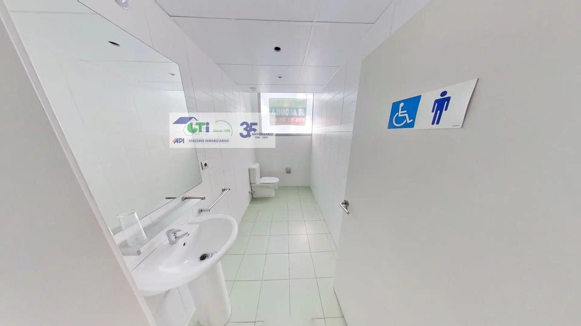 Bathroom of Commercial properties for rent in Zaragoza