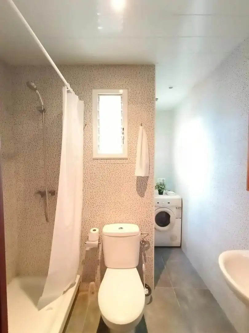Baño de Piso de alquiler en Barcelona con Aire acondicionado, Calefacción y Amueblado