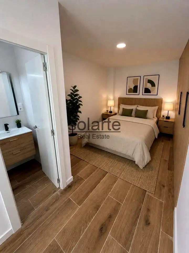 Dormitori de Planta baixa en venda en L'Hospitalet de Llobregat amb Parquet i Terrassa
