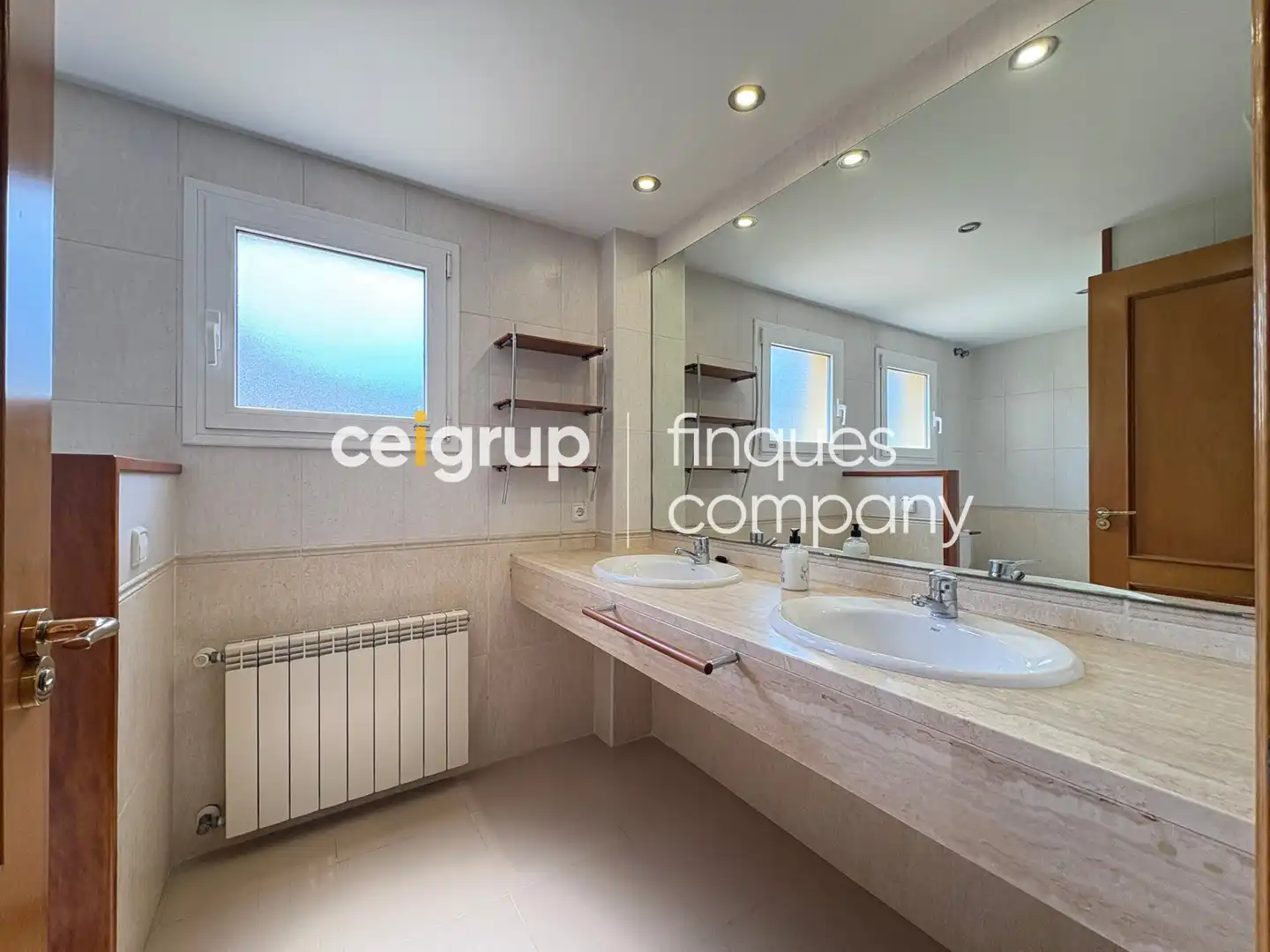 Baño de Casa o chalet de alquiler en Girona con Calefacción, Terraza y Piscina