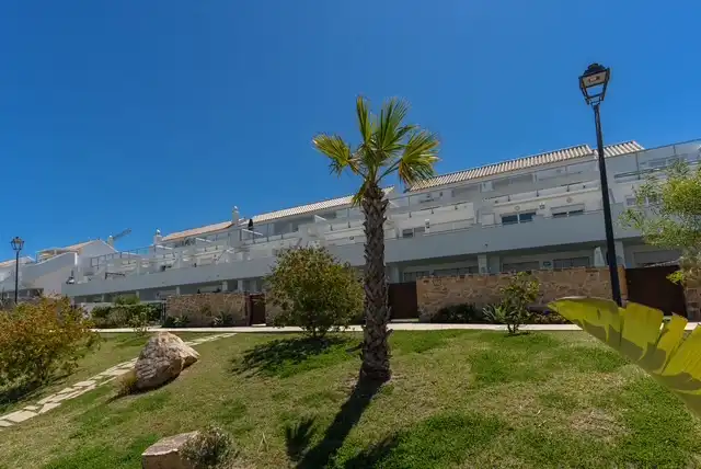 Vista exterior de Casa o xalet en venda en Zahara de los Atunes amb Aire condicionat, Jardí privat i Terrassa