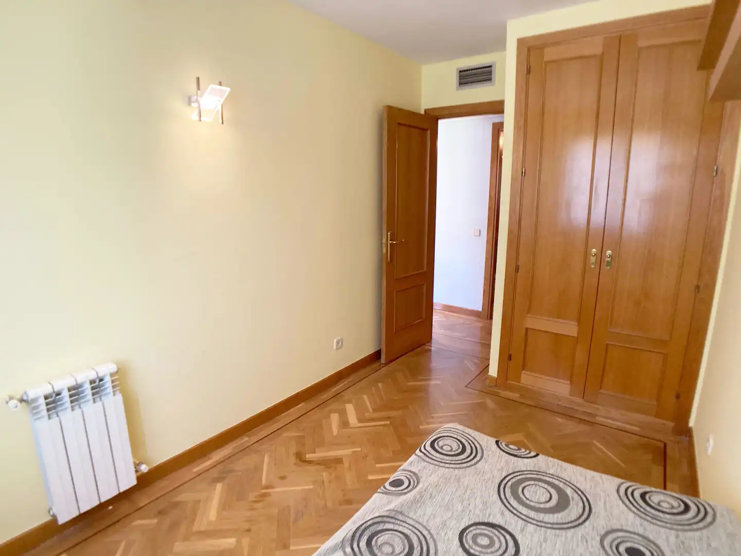 Dormitori de Pis de lloguer en Madrid amb Aire condicionat, Calefacció i Parquet