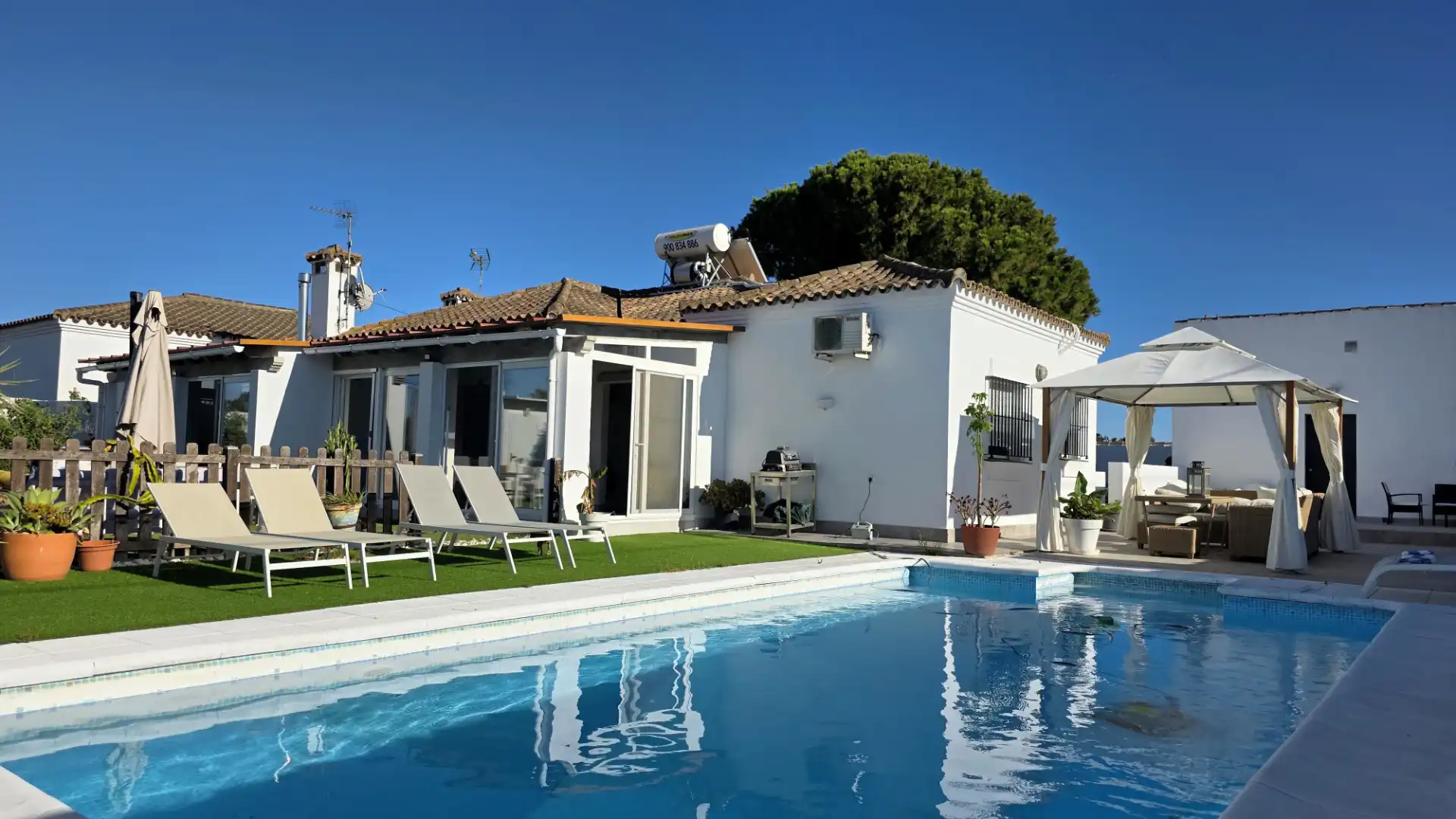 Piscina de Casa o xalet en venda en Chiclana de la Frontera amb Aire condicionat, Jardí privat i Terrassa