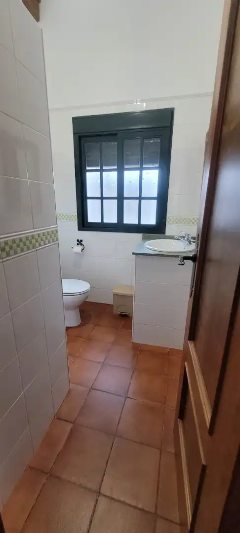 Bany de Finca rústica en venda en Los Barrios amb Jardí privat, Piscina i Moblat
