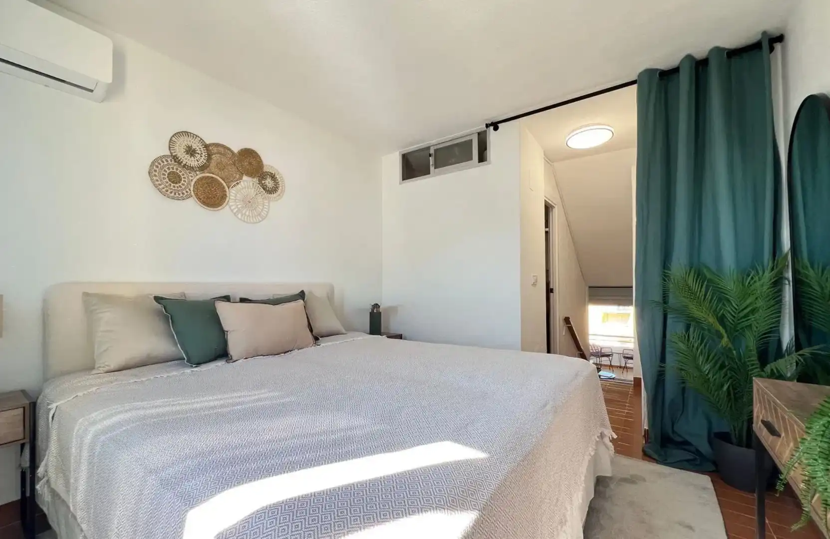 Dormitori de Apartament de lloguer en Estepona amb Aire condicionat, Terrassa i Moblat