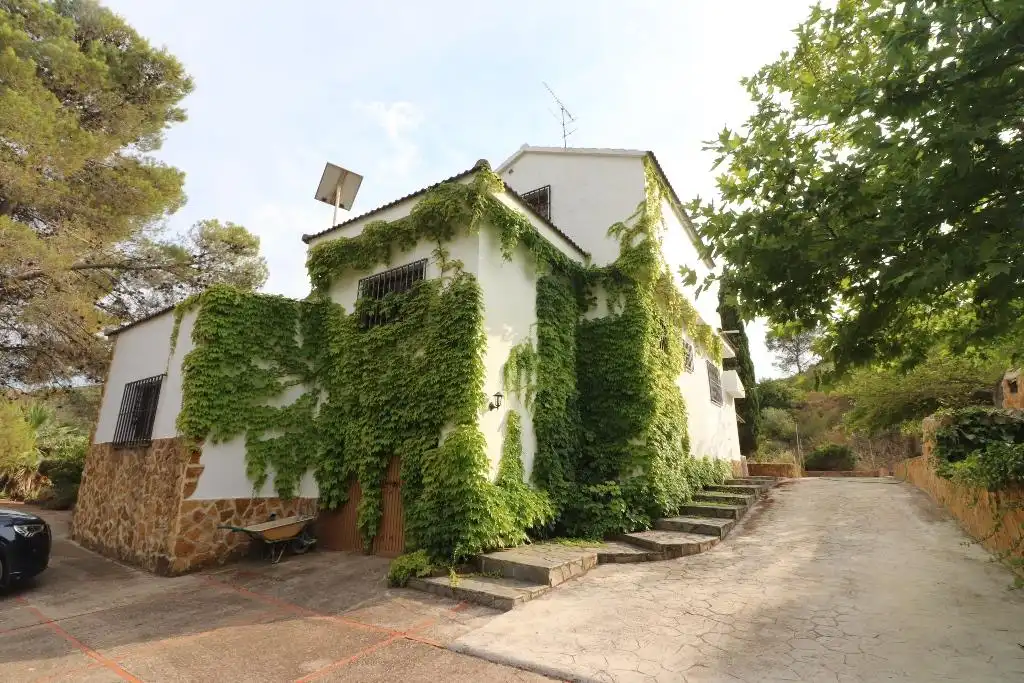 Casa rústica amb piscina en venda a Avinguda Bolot, imagen 3