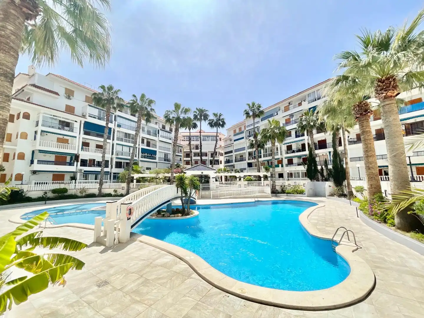 Außenansicht von Wohnung zur Miete in Torrevieja mit Klimaanlage, Heizung und Schwimmbad