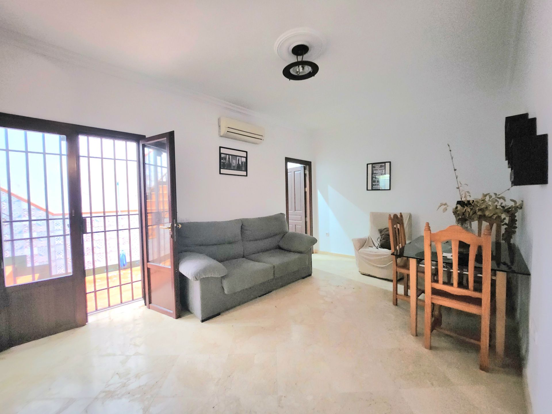 Sala de estar de Casa o chalet en venta en Alcalá de Guadaira con Aire acondicionado, Terraza y Trastero