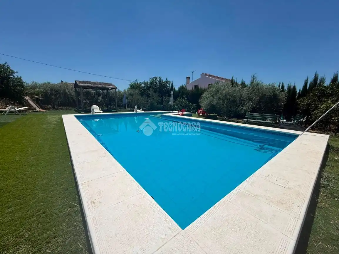 Schwimmbecken von Country house zum Verkauf in Arahal mit Klimaanlage, Heizung und Balkon