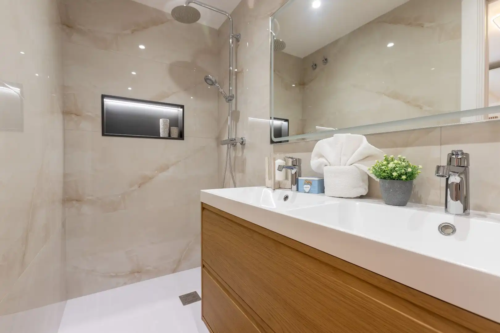 Badezimmer von Wohnungen zum Verkauf in Roses mit Klimaanlage, Heizung und Terrasse