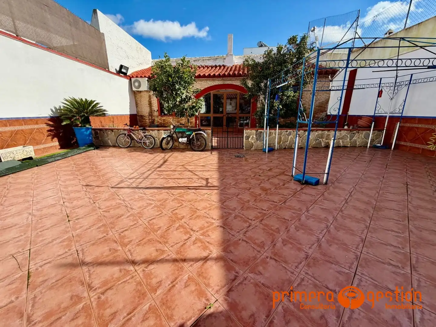 Vista exterior de Casa o xalet en venda en Lora del Río amb Aire condicionat i Calefacció