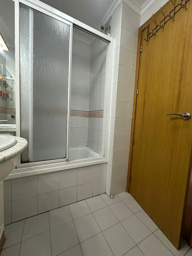 Badezimmer von Wohnung zum Verkauf in Camas mit Klimaanlage