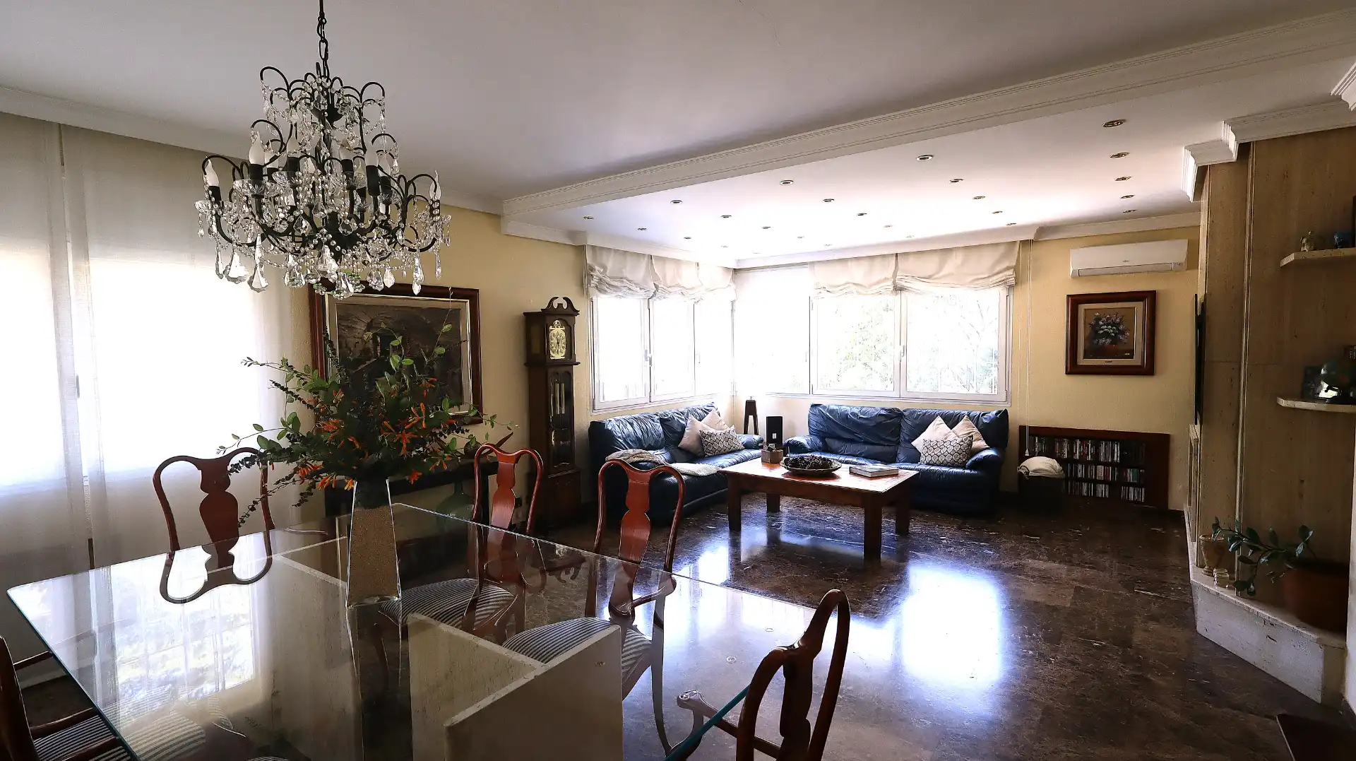 Sala d'estar de Casa o xalet en venda en Cerdanyola del Vallès amb Aire condicionat, Calefacció i Jardí privat