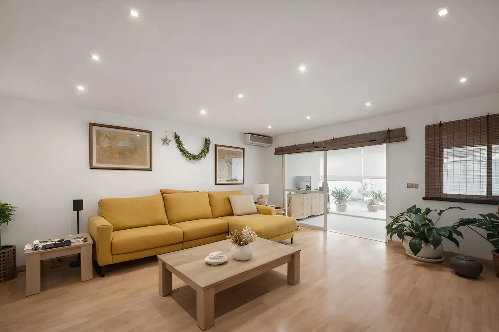 Sala d'estar de Casa adosada en venda en Estepona amb Aire condicionat, Jardí privat i Terrassa