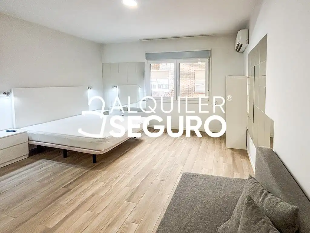 Schlafzimmer von Wohnung zur Miete in Madrid mit Klimaanlage, Heizung und Möbliert