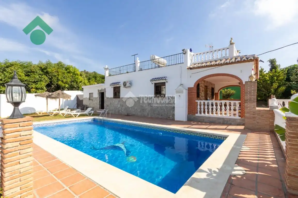 Casa rústica con piscina en venta en Avda Pescia - Ctra de Frigiliana, imagen 2