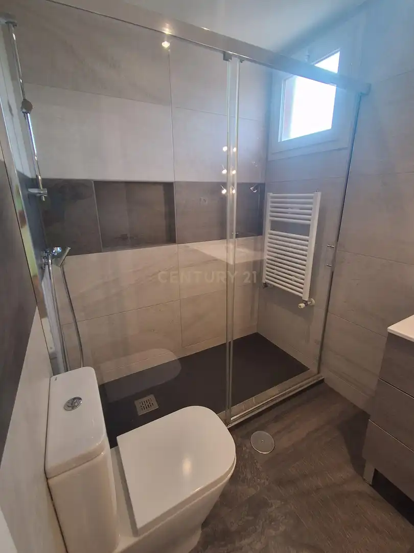 Bany de Dúplex de lloguer en Pozuelo de Alarcón amb Aire condicionat, Forn i Rentadora