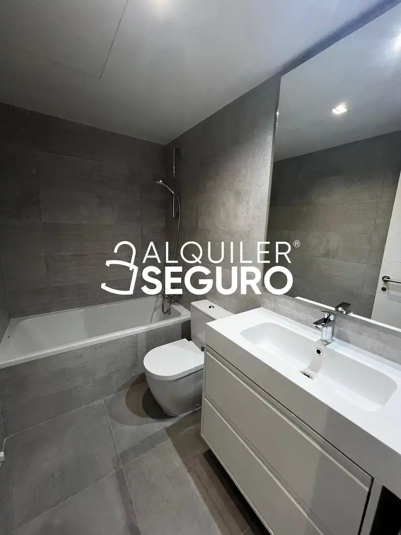 Bany de Pis de lloguer en Madrid amb Aire condicionat, Calefacció i Terrassa