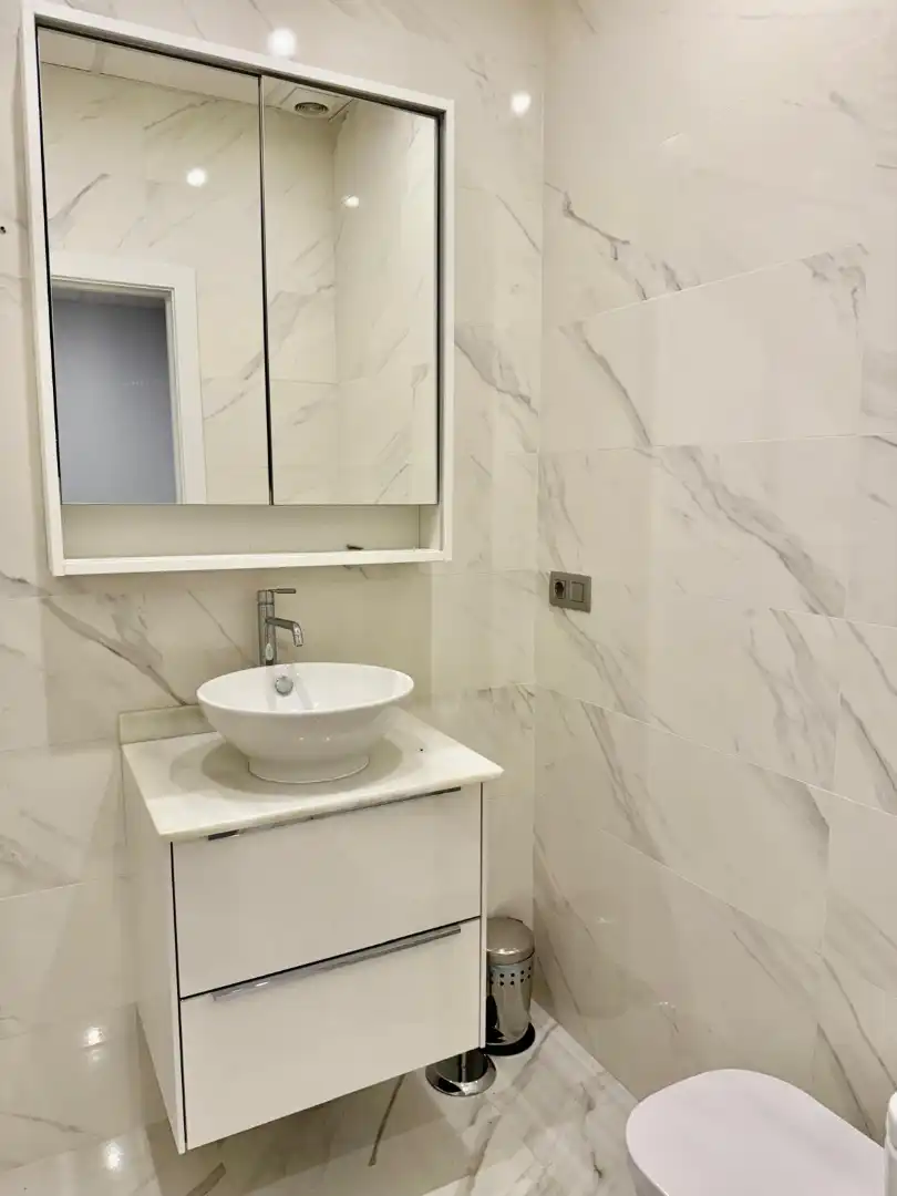 Baño de Local de alquiler en Marbella con Aire acondicionado, Terraza y Alarma