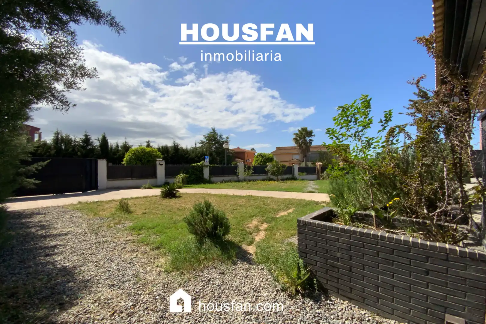 Vista exterior de Casa o xalet en venda en Cáceres amb Aire condicionat, Calefacció i Jardí privat