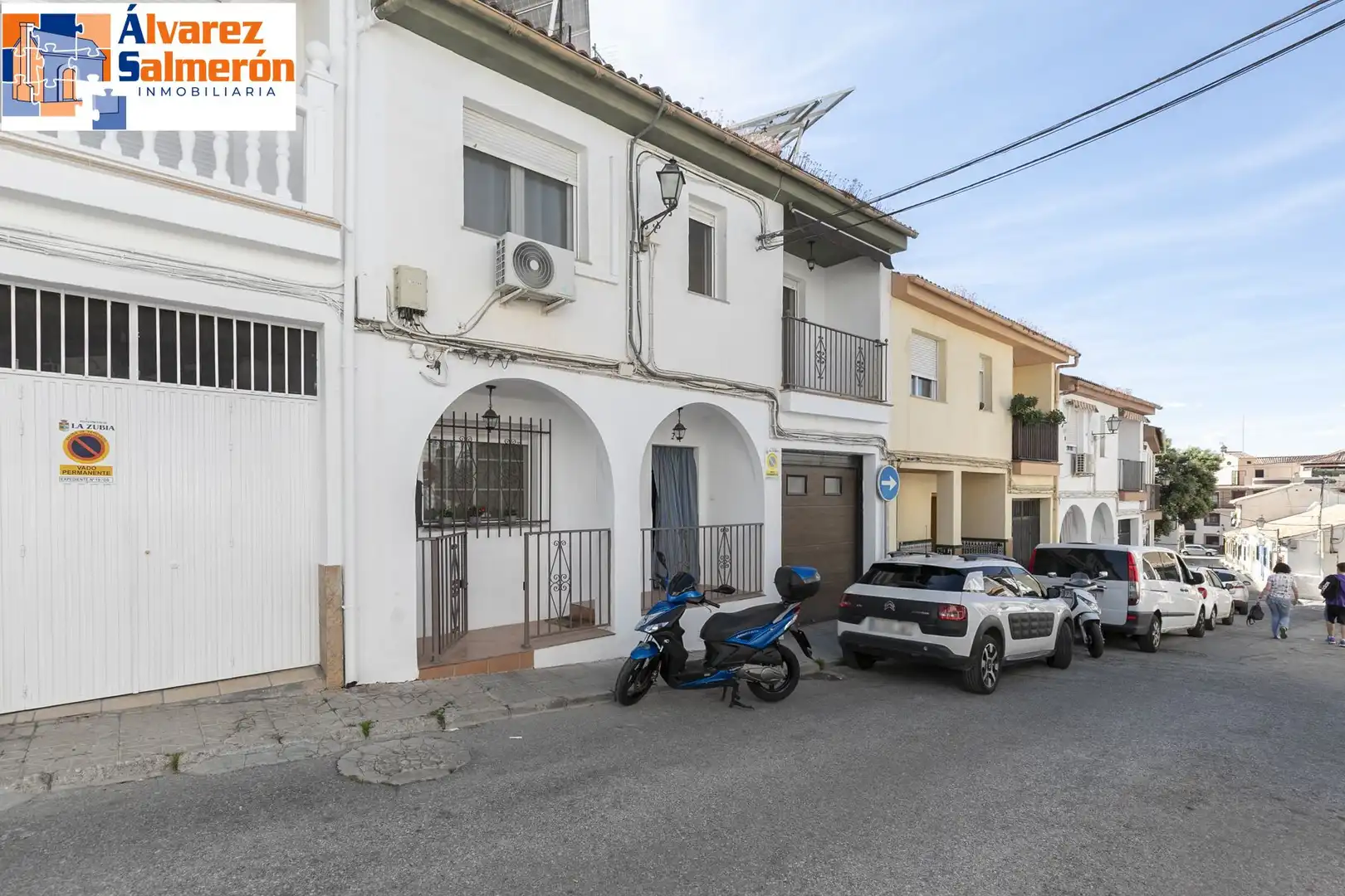 Vista exterior de Casa adosada en venda en La Zubia