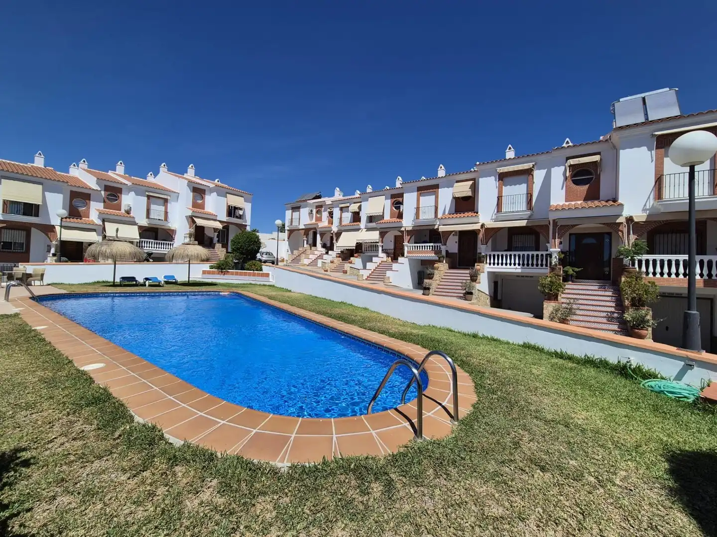 Vista exterior de Casa adosada en venta en Almuñécar con Terraza, Balcón y Piscina comunitaria