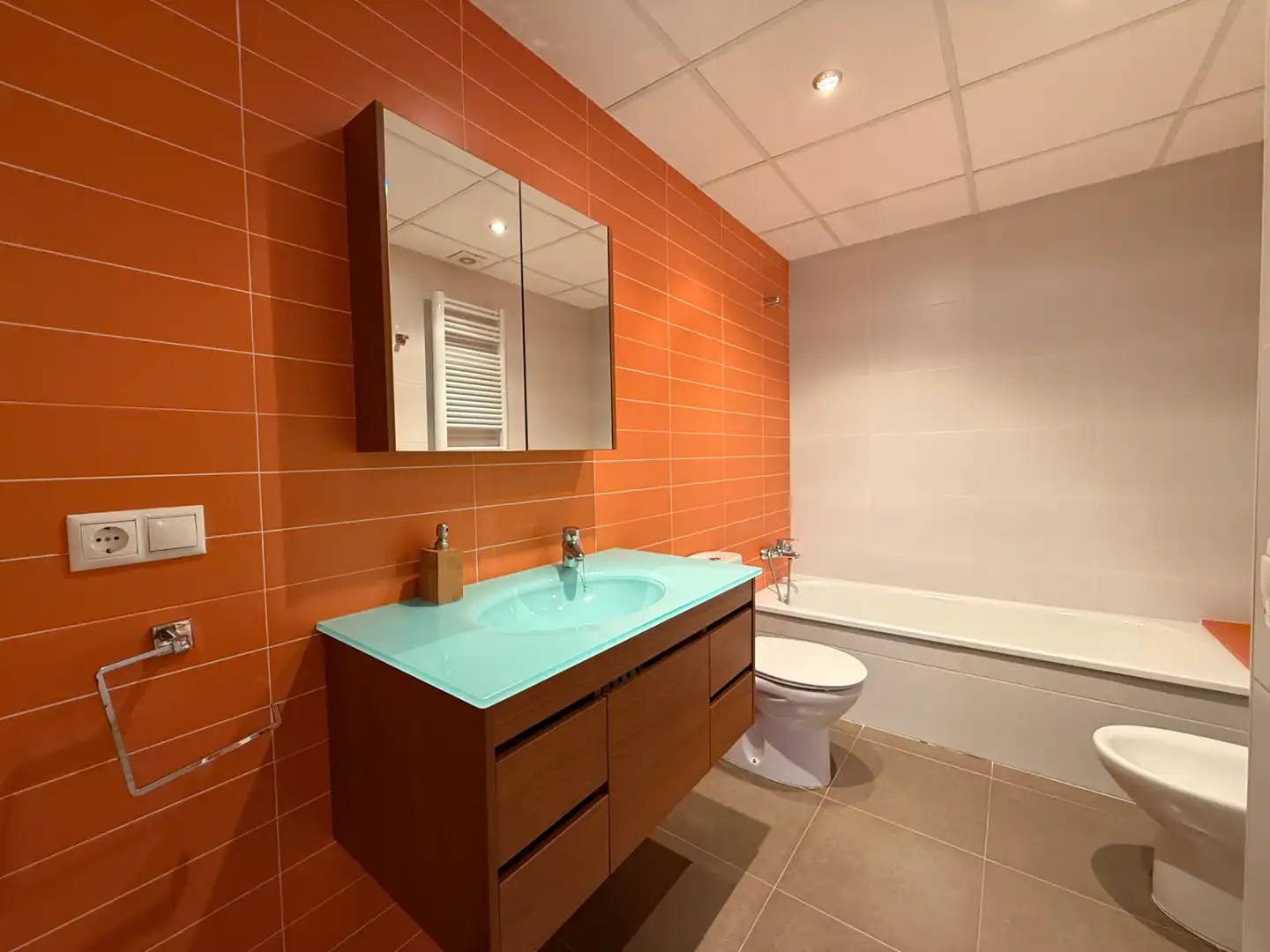 Badezimmer von Einfamilien-Reihenhaus zum Verkauf in La Pobla del Duc mit Klimaanlage, Heizung und Terrasse