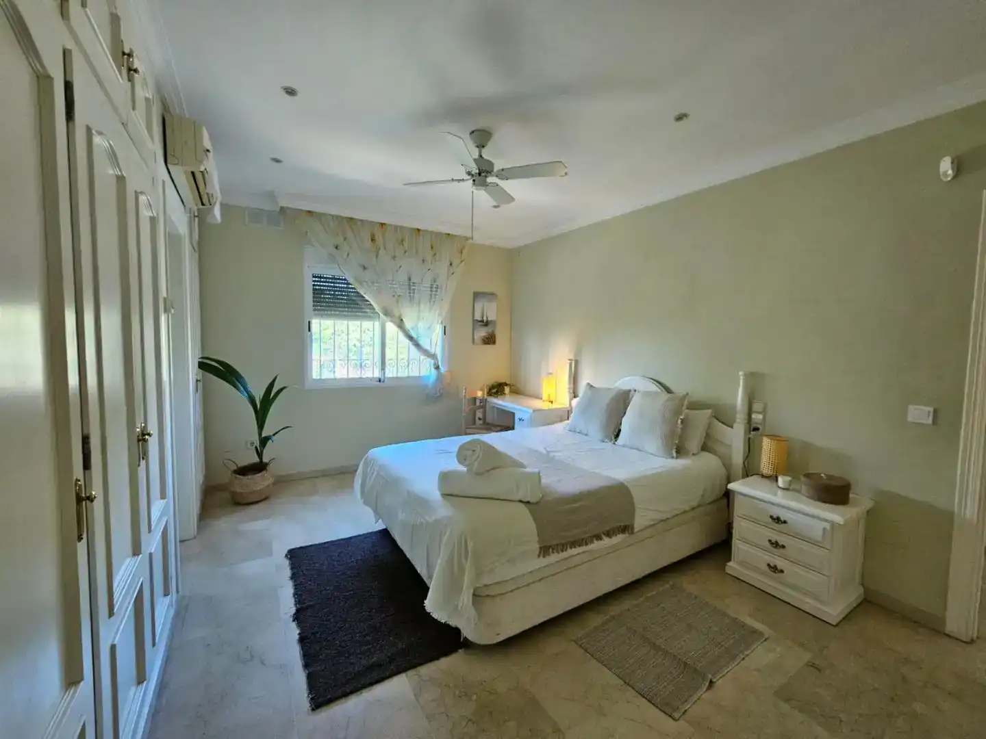 Schlafzimmer von Wohnung zur Miete in Mijas mit Klimaanlage, Privatgarten und Parkett