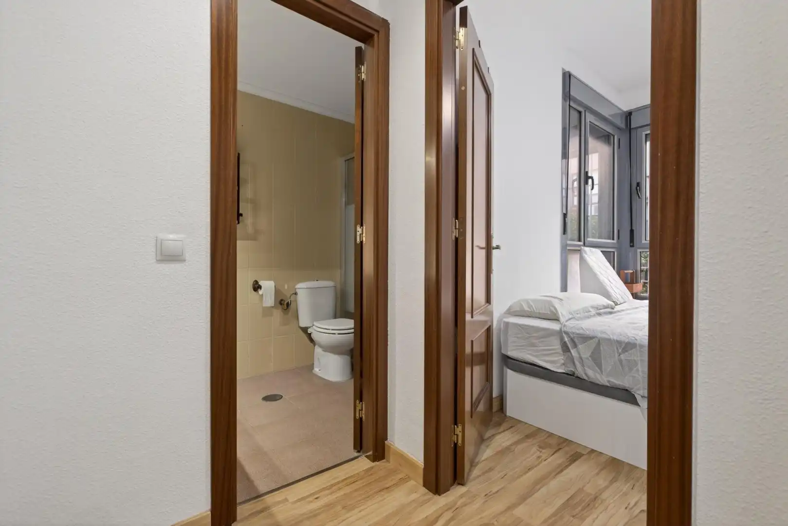 Habitación de Piso en venta en Sevilla con Aire acondicionado, Terraza y Piscina comunitaria