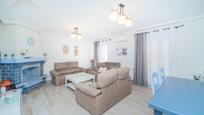 Sala d'estar de Casa adosada en venda en Navalcarnero amb Aire condicionat, Terrassa i Balcó