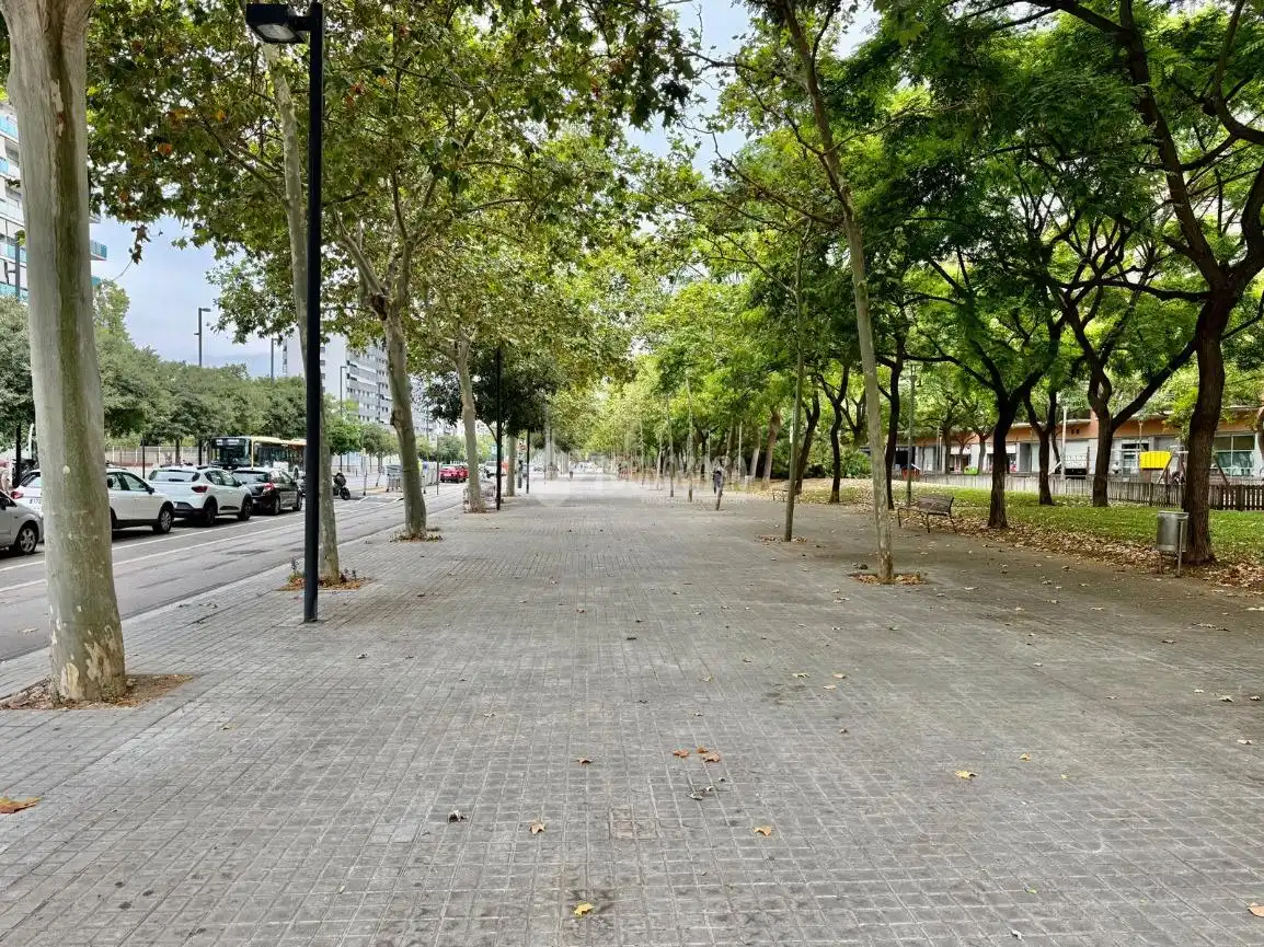 Vista exterior de Garatge en venda en L'Hospitalet de Llobregat