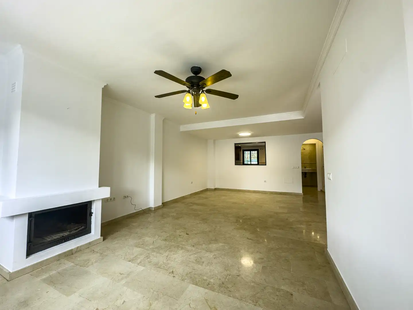 Wohnzimmer von Einfamilien-Reihenhaus zum Verkauf in Manilva mit Terrasse, Abstellraum und Schwimmbad