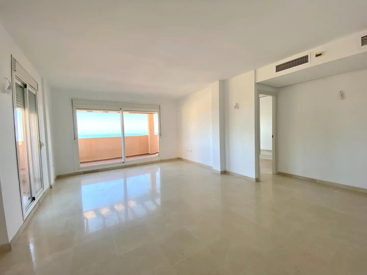 Sala de estar de Piso en venta en Mijas con Aire acondicionado, Terraza y Piscina comunitaria