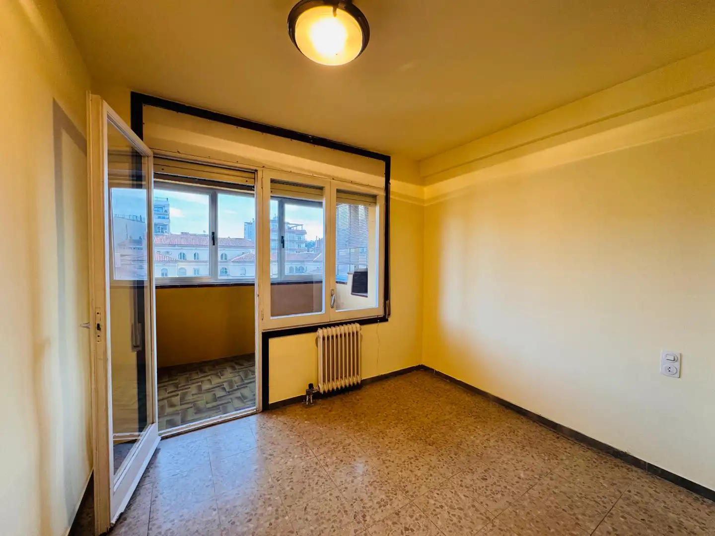 Bedroom of Flat for sale in Girona  with Air Conditioner, Heating and Terrace