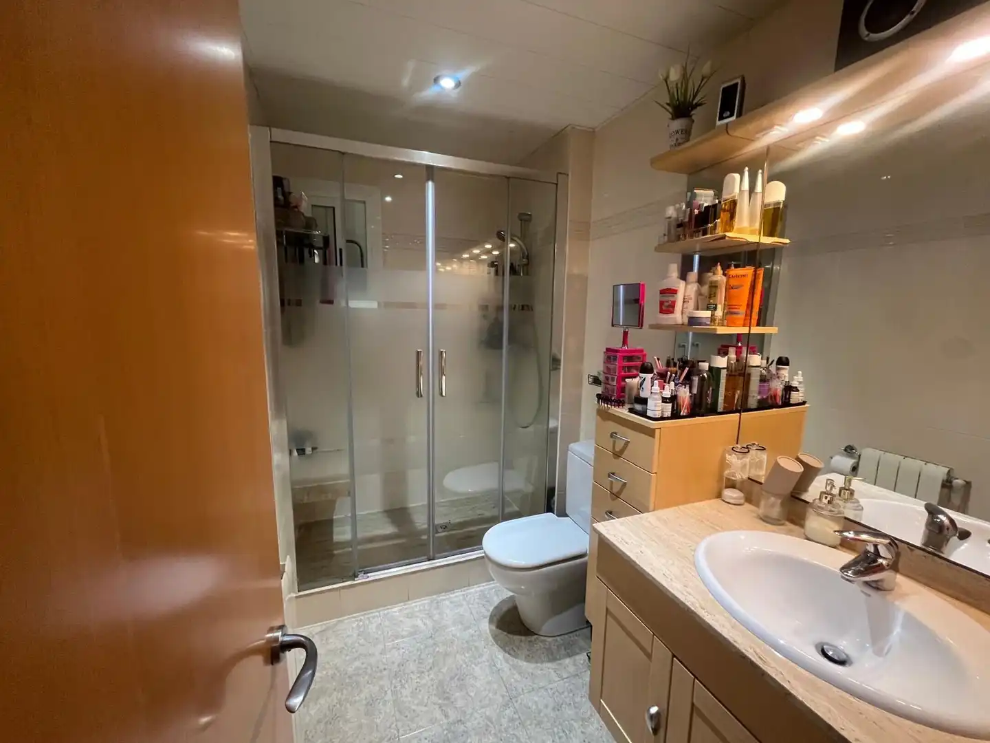 Badezimmer von Wohnung zum Verkauf in Barcelona mit Klimaanlage und Heizung