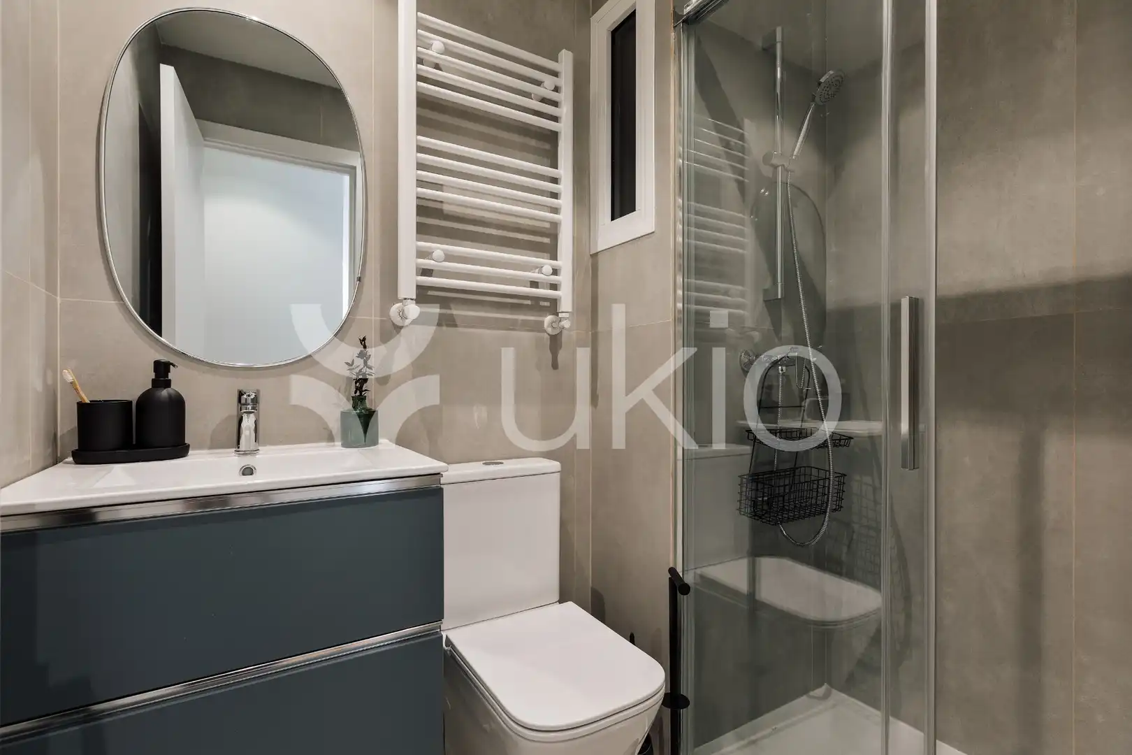 Bathroom of Apartments for rent in Barcelona  with Air Conditioner, Furnished and Oven