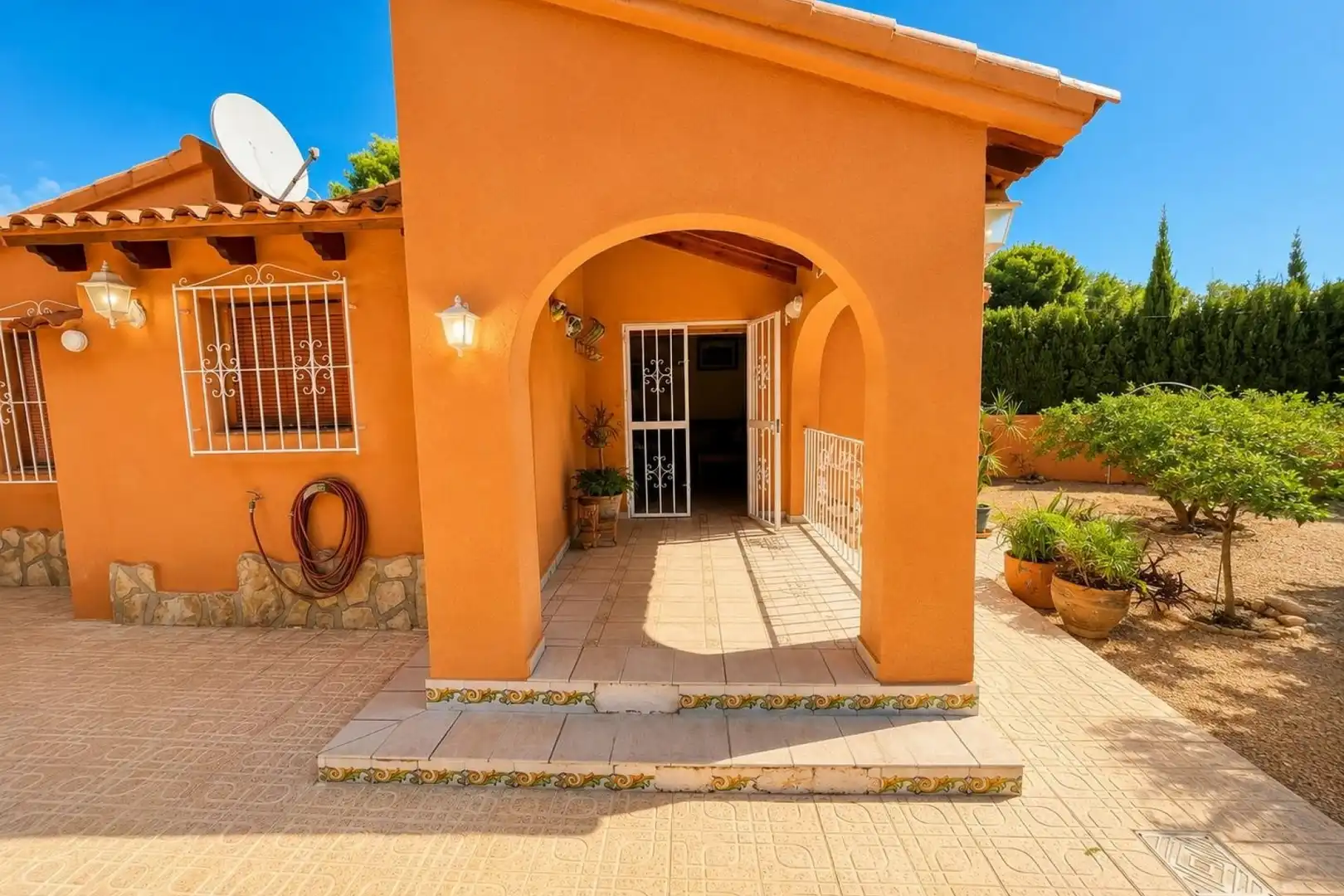 Vista exterior de Casa o xalet en venda en L'Alfàs del Pi amb Piscina