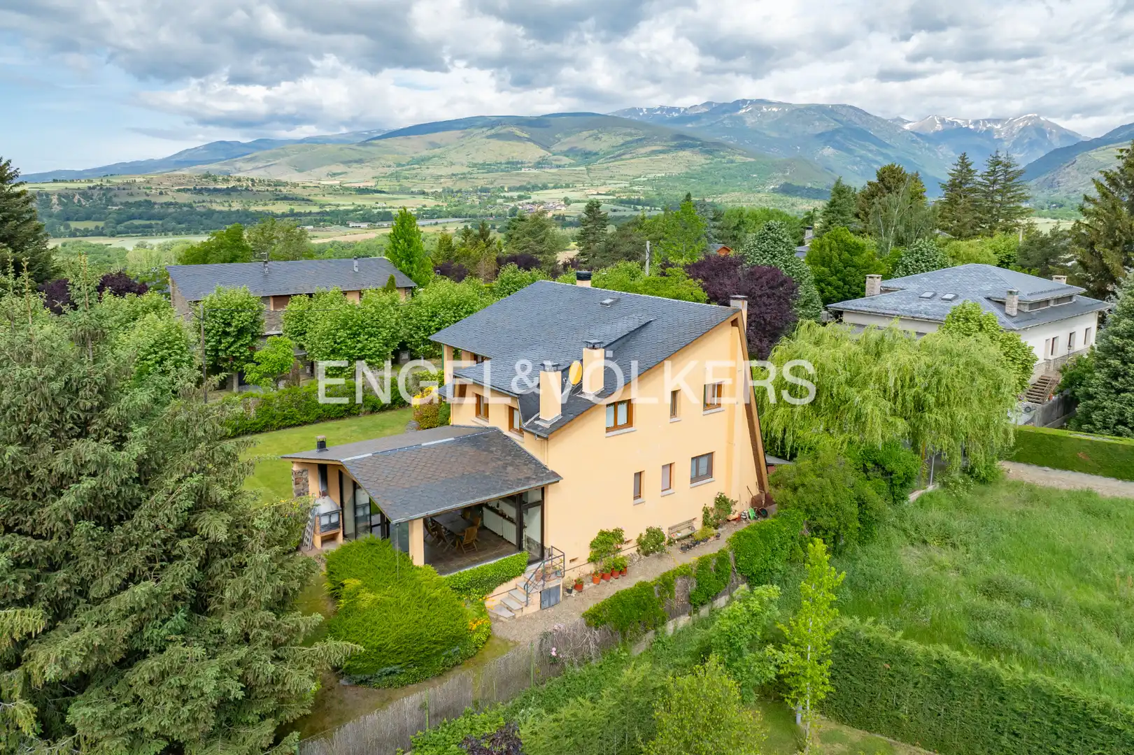 Vista exterior de Casa o xalet en venda en Puigcerdà amb Calefacció, Jardí privat i Parquet