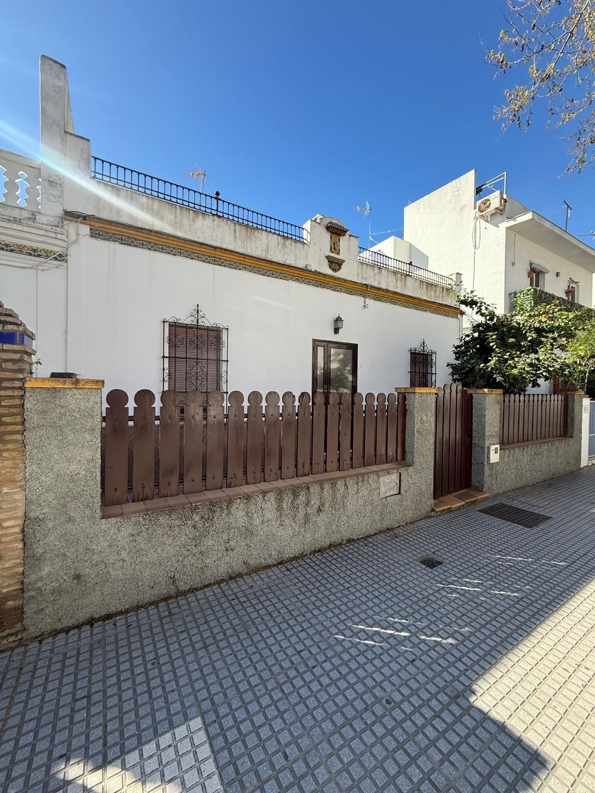 Vista exterior de Casa o xalet en venda en Chipiona amb Jardí privat, Terrassa i Traster