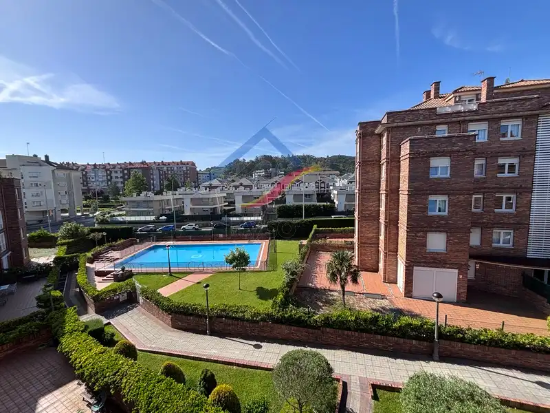 Piscina de Pis de lloguer en Santander amb Calefacció, Parquet i Moblat