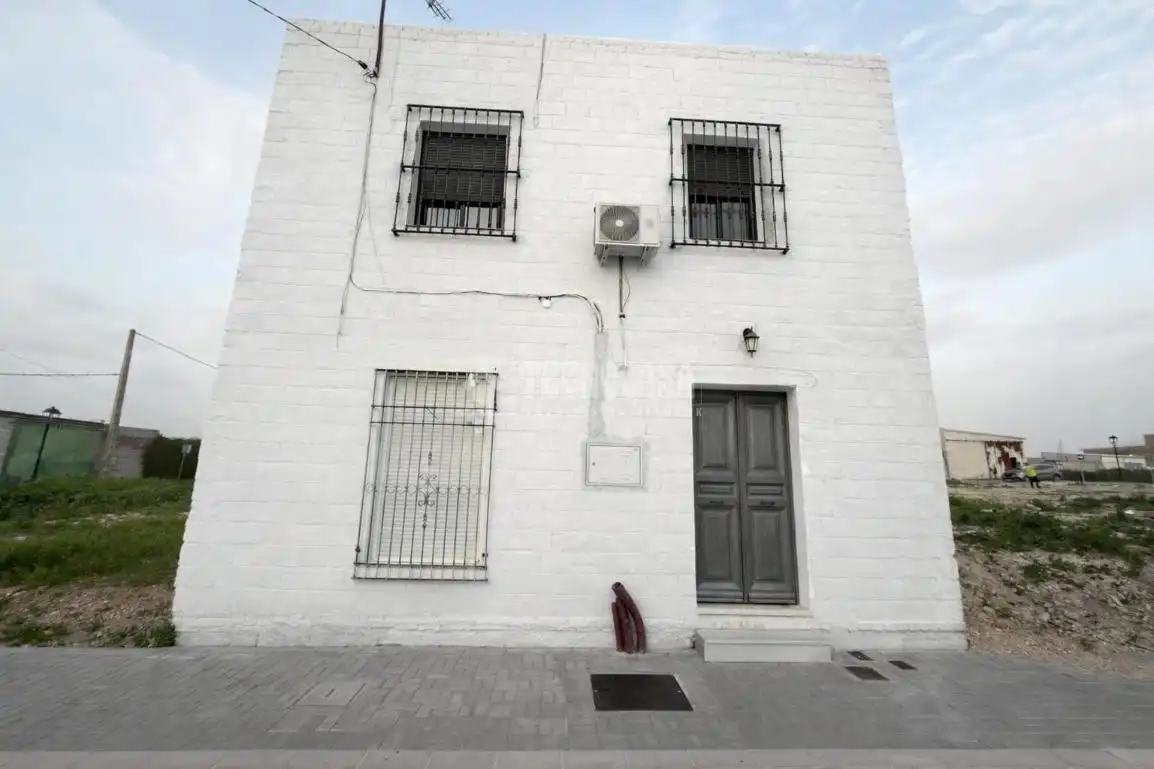 Vista exterior de Casa o chalet en venta en La Lantejuela  con Aire acondicionado, Piscina y Amueblado