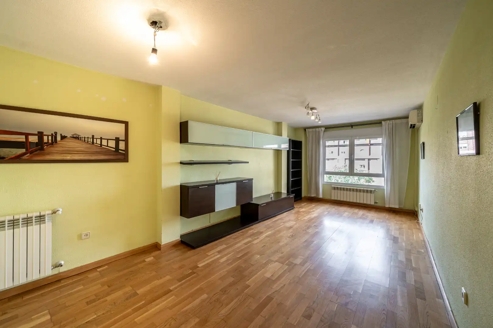 Living room of Flat for sale in Torrejón de Ardoz  with Air Conditioner, Heating and Parquet flooring