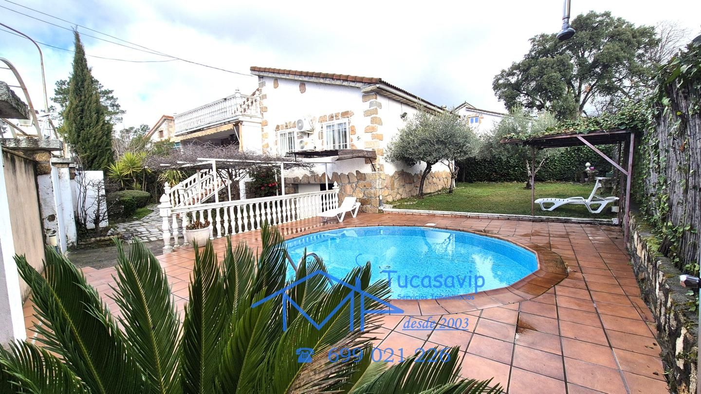 Swimming pool of House or chalet for sale in La Adrada   with Air Conditioner, Heating and Private garden