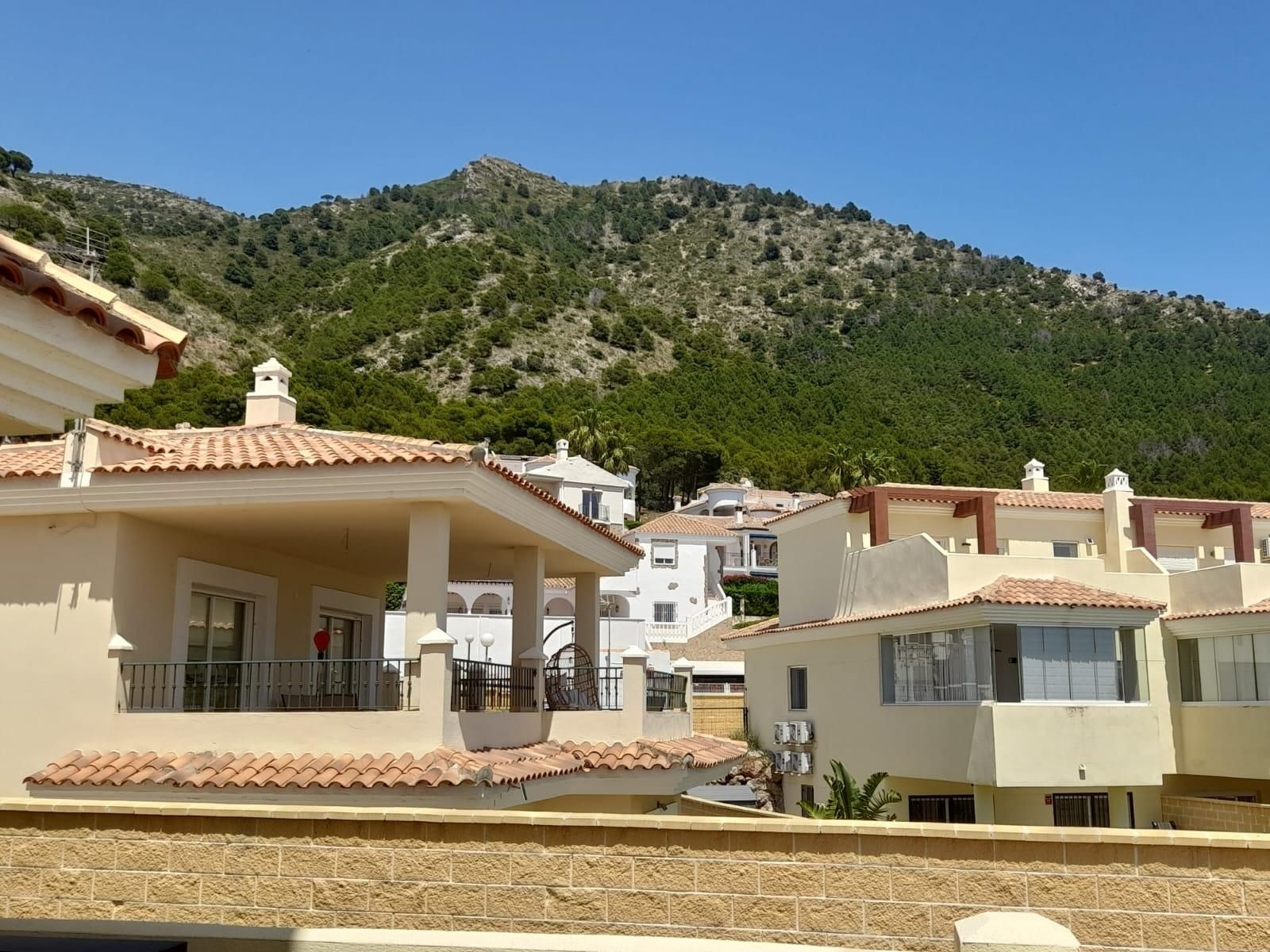 Vista exterior de Casa o xalet en venda en Benalmádena amb Aire condicionat, Jardí privat i Terrassa