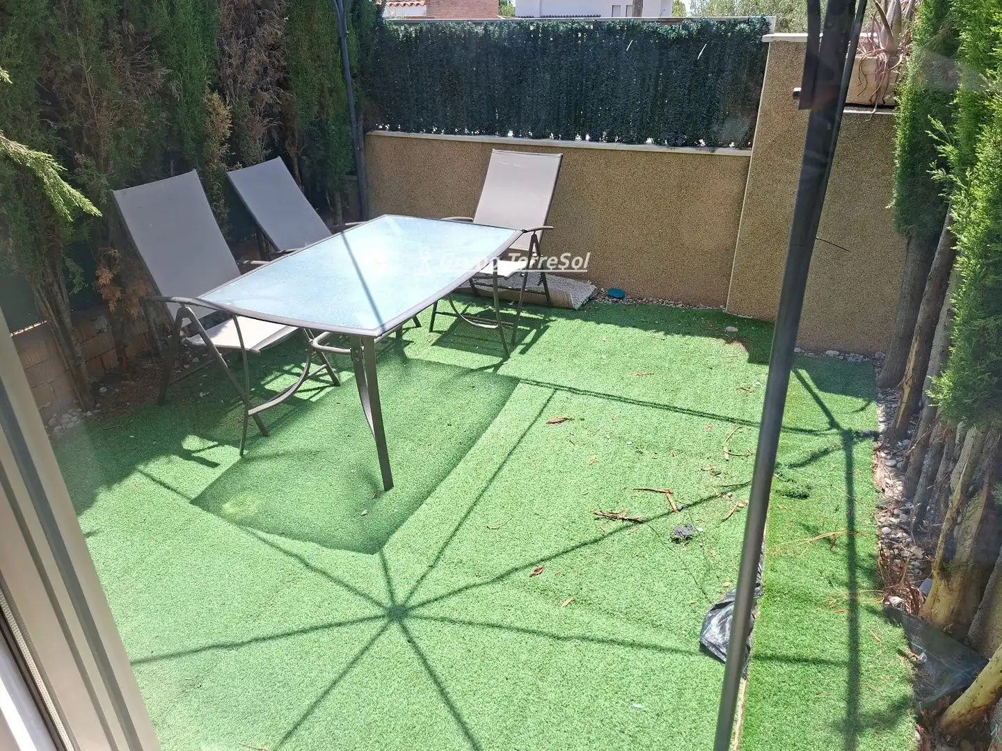 Terrasse von Einfamilien-Reihenhaus zum Verkauf in El Vendrell mit Privatgarten, Schwimmbad und Gemeinschaftspool