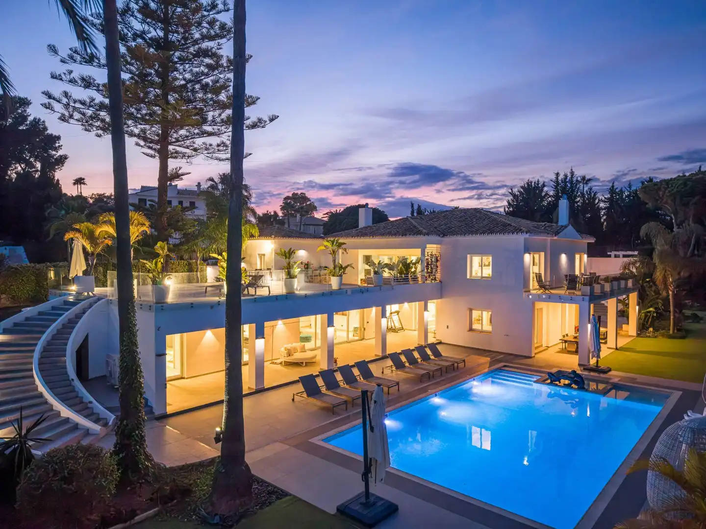 Vista exterior de Casa o xalet en venda en Estepona amb Aire condicionat, Jardí privat i Traster