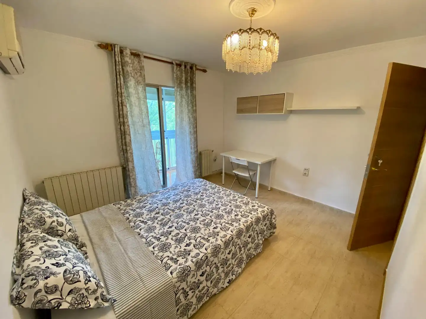 Bedroom of Flat for share in Madrid  with Air Conditioner, Heating and Washing machine