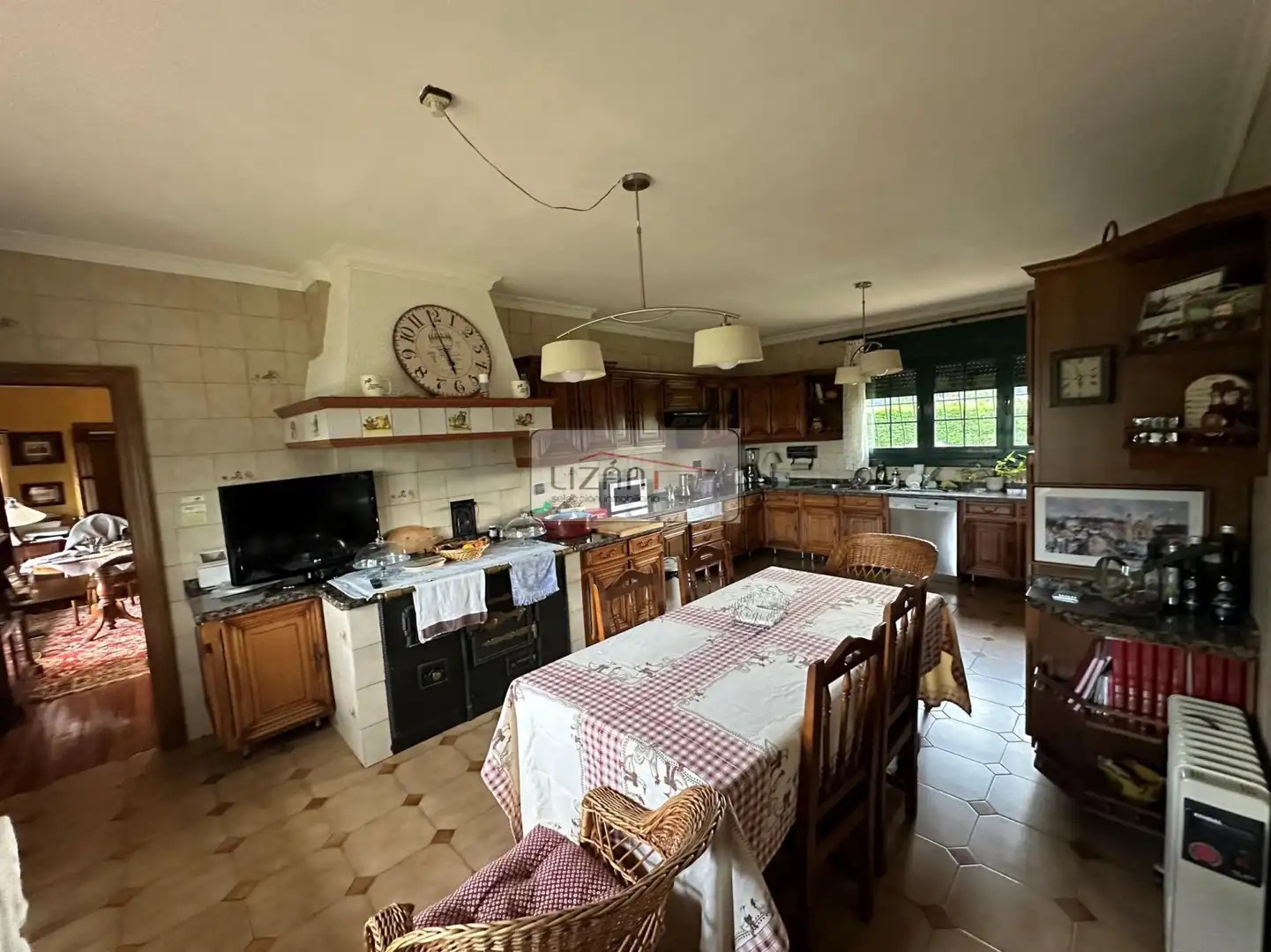 Cuina de Casa o xalet en venda en Oviedo  amb Calefacció, Jardí privat i Terrassa