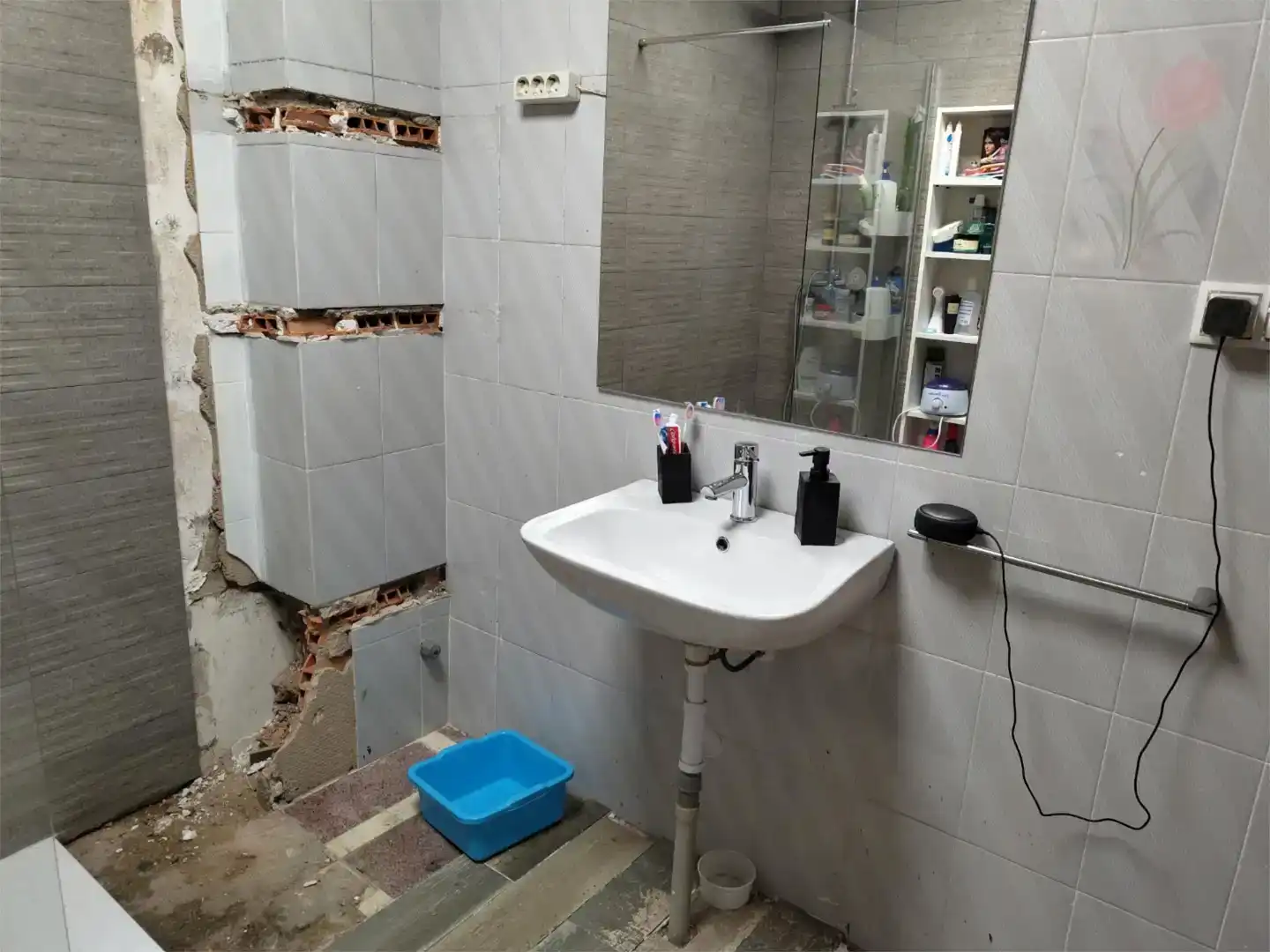 Bathroom of Flat for sale in Elda  with Air Conditioner and Balcony